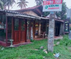 ⭕ 30 Perch Land with 3 Shop Rooms and House for Sale on Kirindiwela-Weliweriya Main Road! 🏡💰